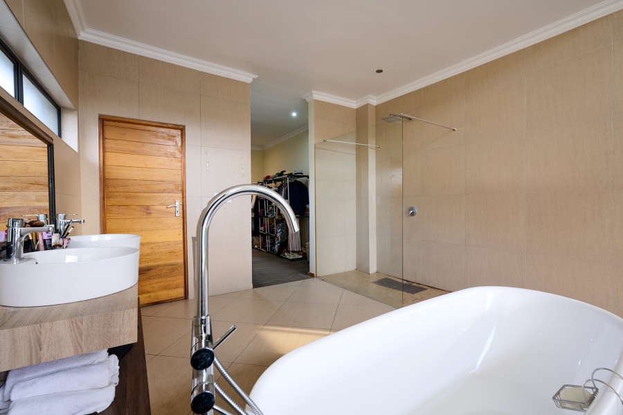 4 Bedroom Property for Sale in Waterfall Country Village Gauteng
