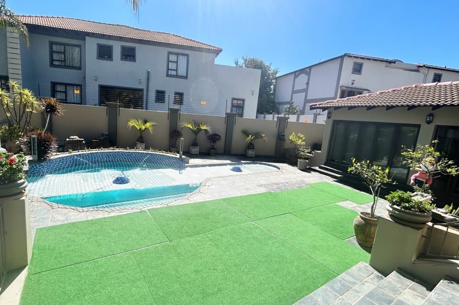 5 Bedroom Property for Sale in Waterkloof Ridge Gauteng