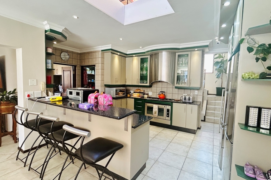 5 Bedroom Property for Sale in Waterkloof Ridge Gauteng