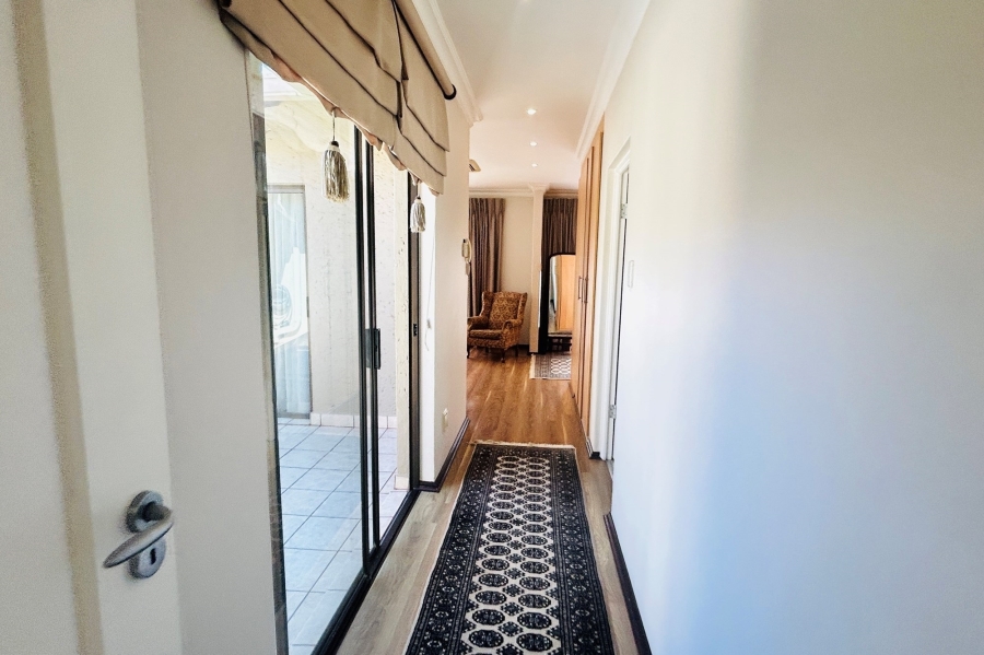 5 Bedroom Property for Sale in Waterkloof Ridge Gauteng