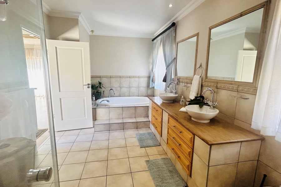 5 Bedroom Property for Sale in Waterkloof Ridge Gauteng