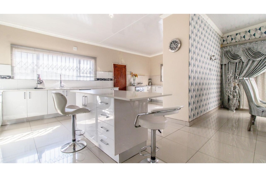 3 Bedroom Property for Sale in Linmeyer Gauteng