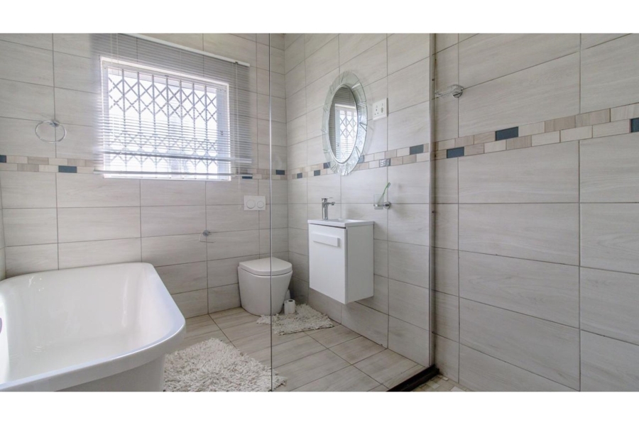 3 Bedroom Property for Sale in Linmeyer Gauteng