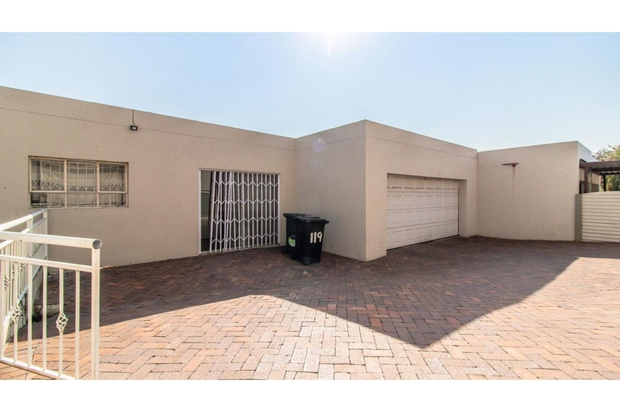 3 Bedroom Property for Sale in Linmeyer Gauteng