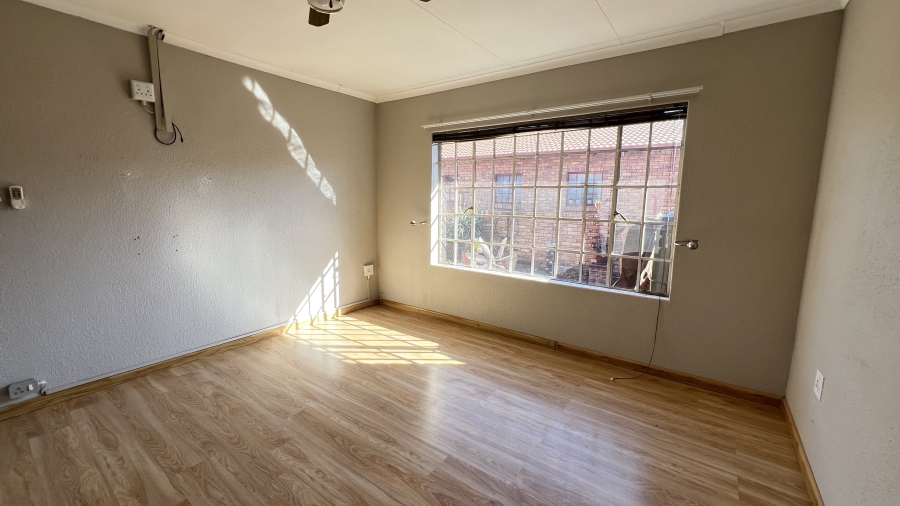 2 Bedroom Property for Sale in Eike Park Gauteng