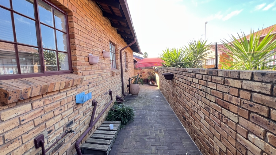 2 Bedroom Property for Sale in Eike Park Gauteng