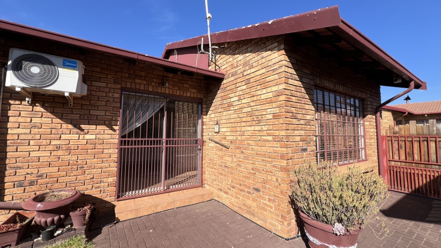 2 Bedroom Property for Sale in Eike Park Gauteng