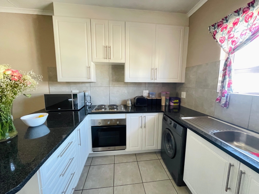 2 Bedroom Property for Sale in Die Hoewes Gauteng