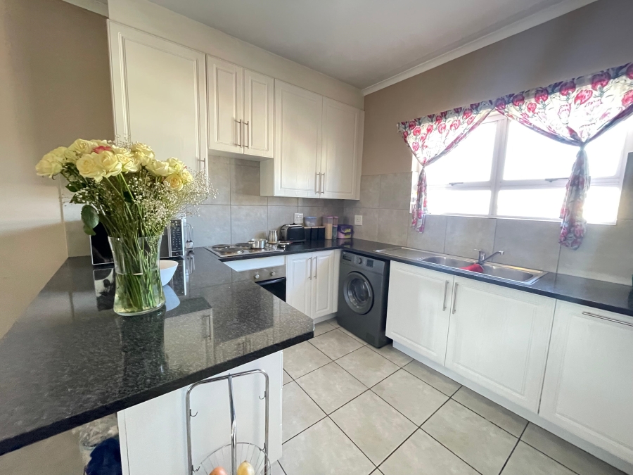 2 Bedroom Property for Sale in Die Hoewes Gauteng