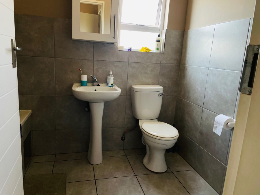 2 Bedroom Property for Sale in Die Hoewes Gauteng