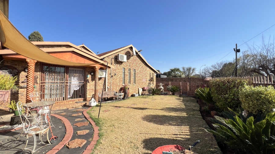 3 Bedroom Property for Sale in Helikonpark Gauteng