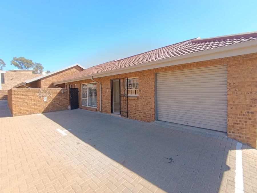 2 Bedroom Property for Sale in New Redruth Gauteng