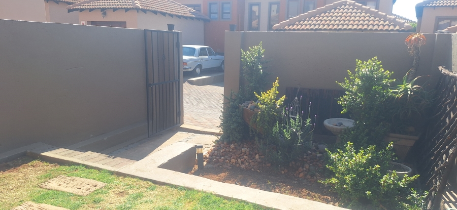 2 Bedroom Property for Sale in Noordheuwel Gauteng
