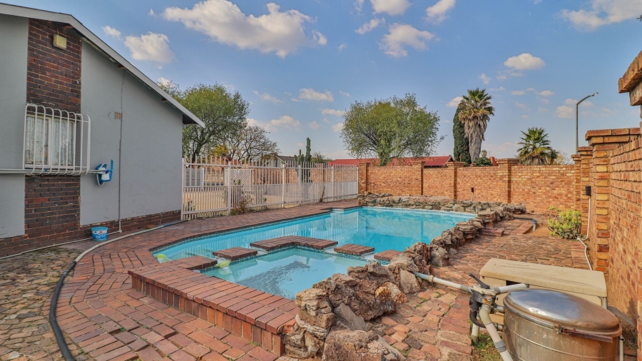 5 Bedroom Property for Sale in Impala Park Gauteng