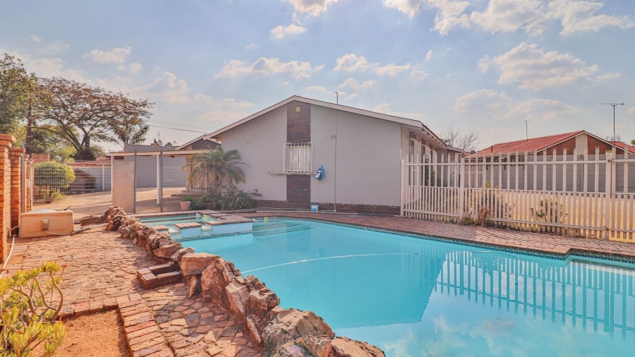 5 Bedroom Property for Sale in Impala Park Gauteng