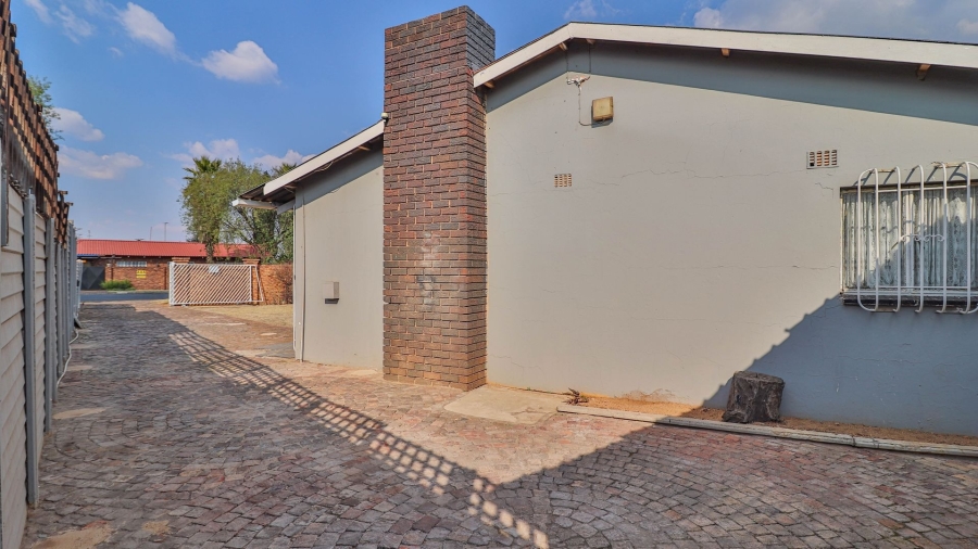 5 Bedroom Property for Sale in Impala Park Gauteng