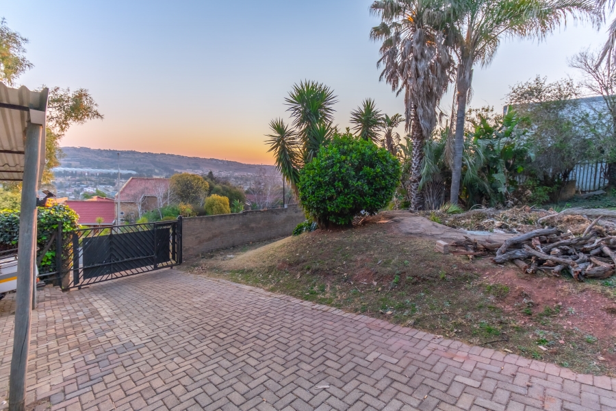 4 Bedroom Property for Sale in Roodekrans Gauteng