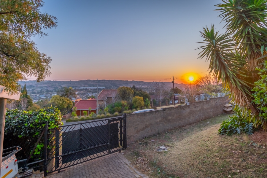 4 Bedroom Property for Sale in Roodekrans Gauteng