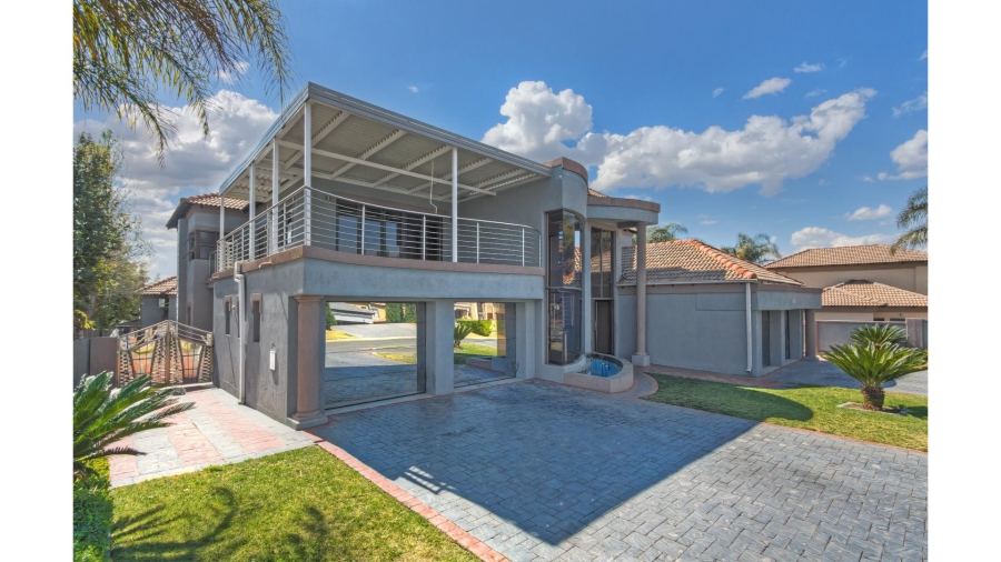 5 Bedroom Property for Sale in Blue Valley Golf Estate Gauteng