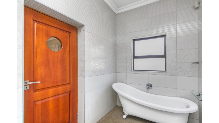 5 Bedroom Property for Sale in Blue Valley Golf Estate Gauteng