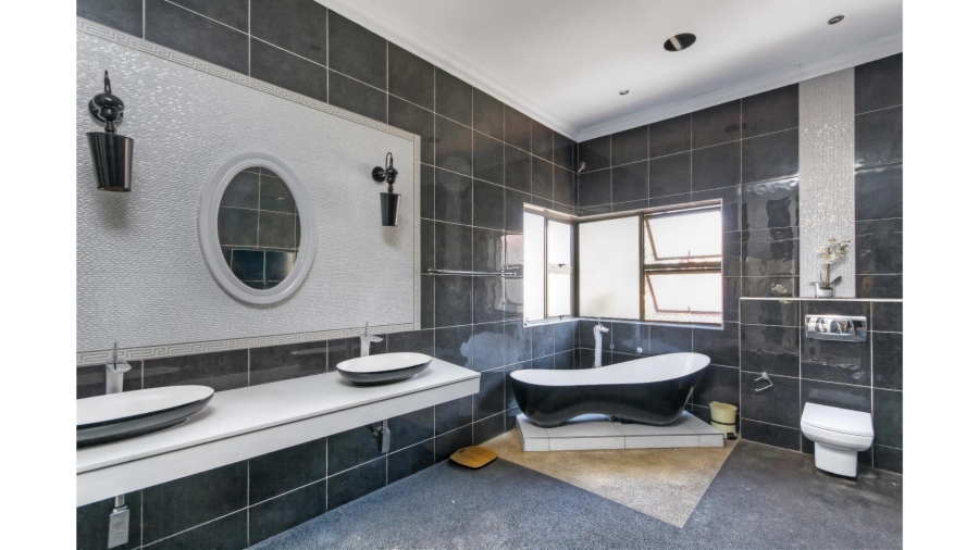 5 Bedroom Property for Sale in Blue Valley Golf Estate Gauteng