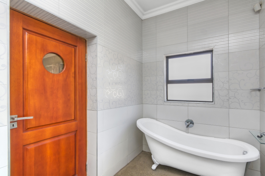 5 Bedroom Property for Sale in Blue Valley Golf Estate Gauteng