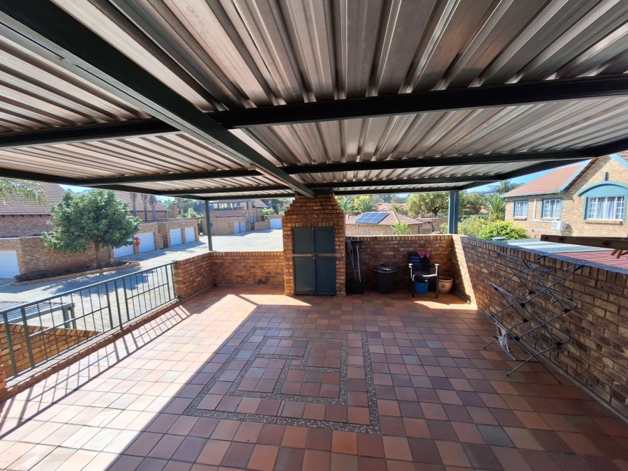 3 Bedroom Property for Sale in Die Hoewes Gauteng