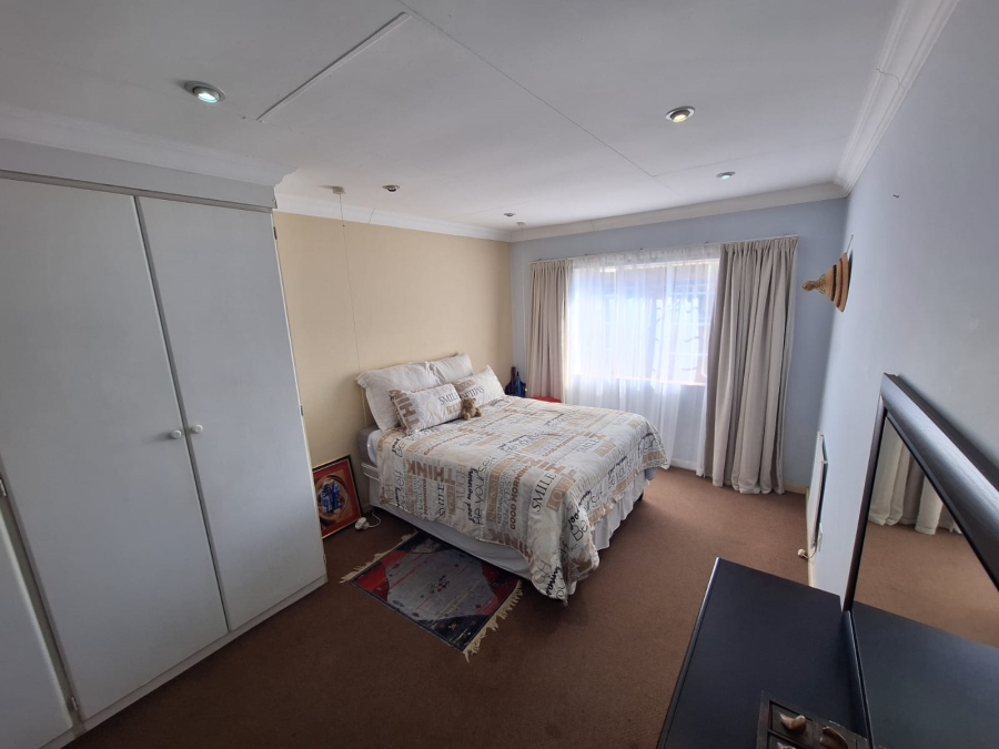3 Bedroom Property for Sale in Die Hoewes Gauteng