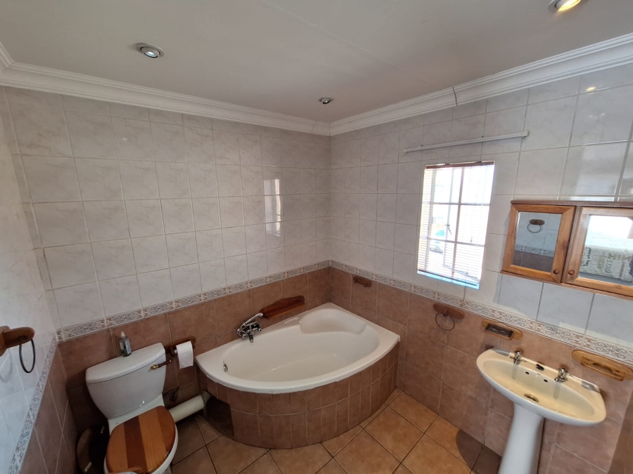 3 Bedroom Property for Sale in Die Hoewes Gauteng