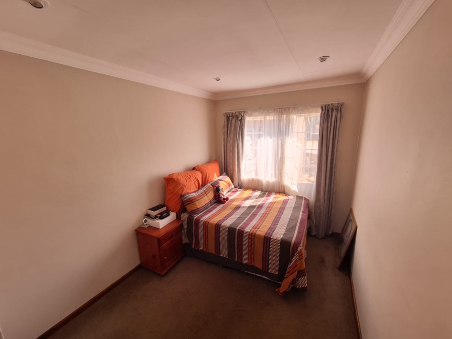 3 Bedroom Property for Sale in Die Hoewes Gauteng
