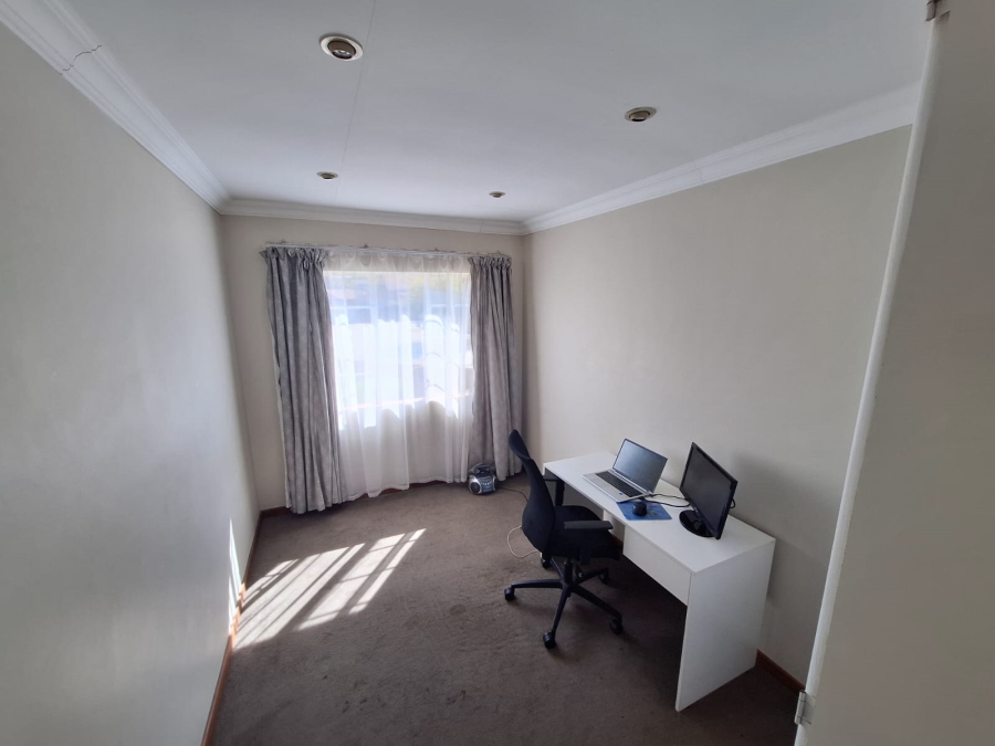 3 Bedroom Property for Sale in Die Hoewes Gauteng