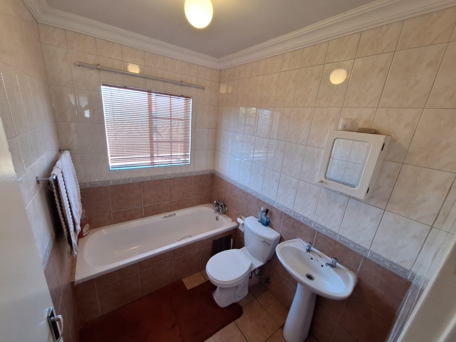 3 Bedroom Property for Sale in Die Hoewes Gauteng