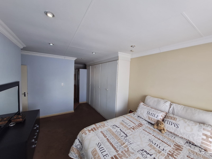 3 Bedroom Property for Sale in Die Hoewes Gauteng