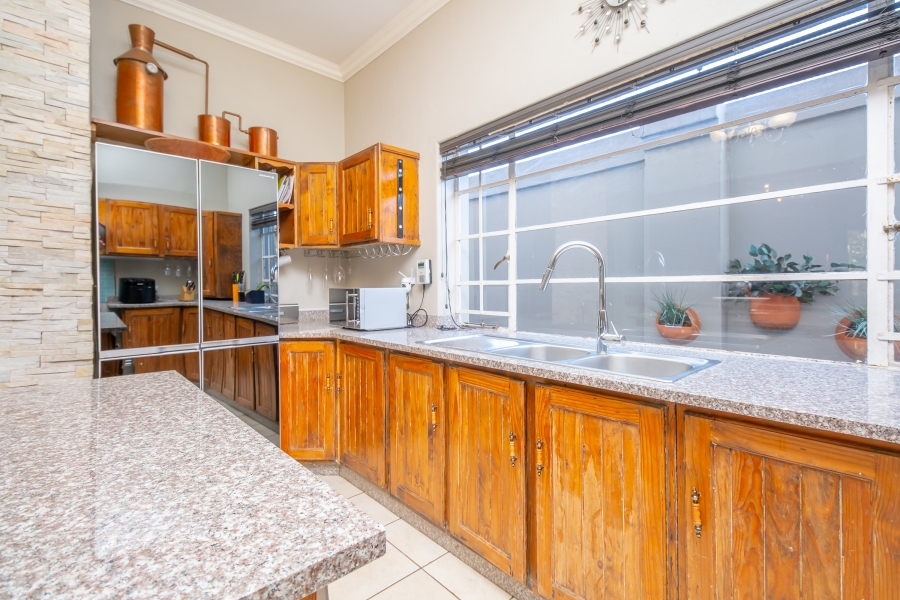 8 Bedroom Property for Sale in Emmarentia Gauteng