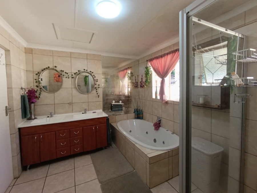 3 Bedroom Property for Sale in New Redruth Gauteng