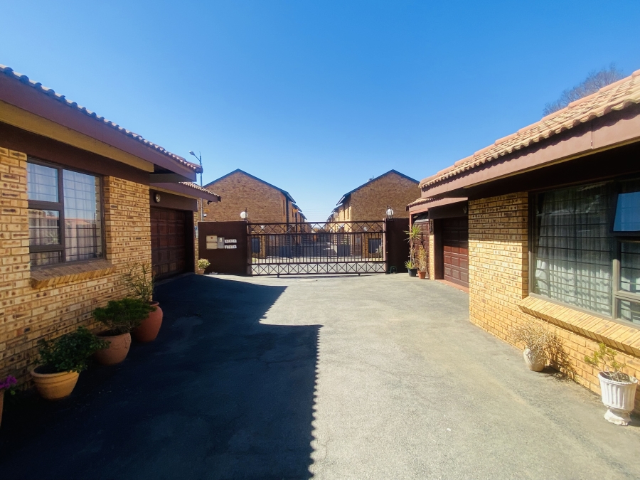 3 Bedroom Property for Sale in New Redruth Gauteng