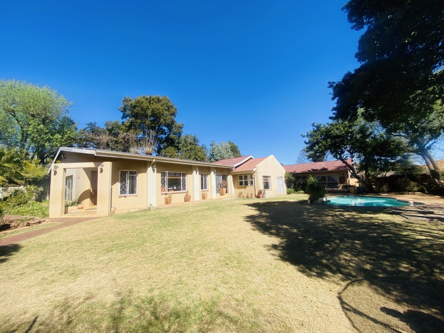 6 Bedroom Property for Sale in New Redruth Gauteng