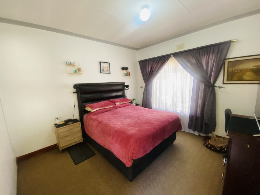 6 Bedroom Property for Sale in New Redruth Gauteng