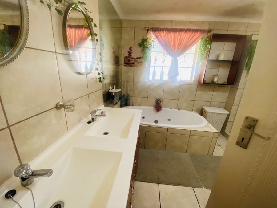 6 Bedroom Property for Sale in New Redruth Gauteng