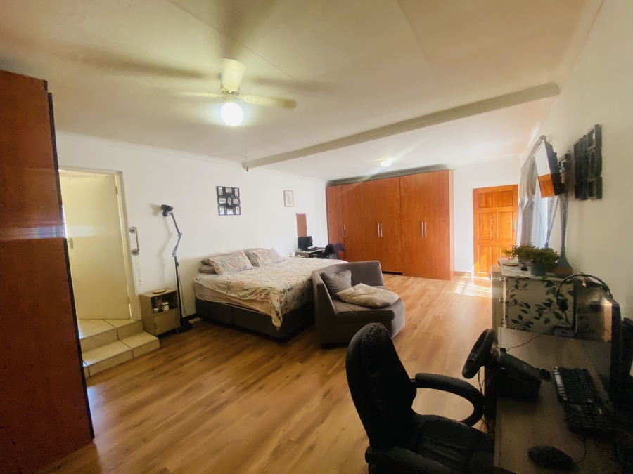 6 Bedroom Property for Sale in New Redruth Gauteng