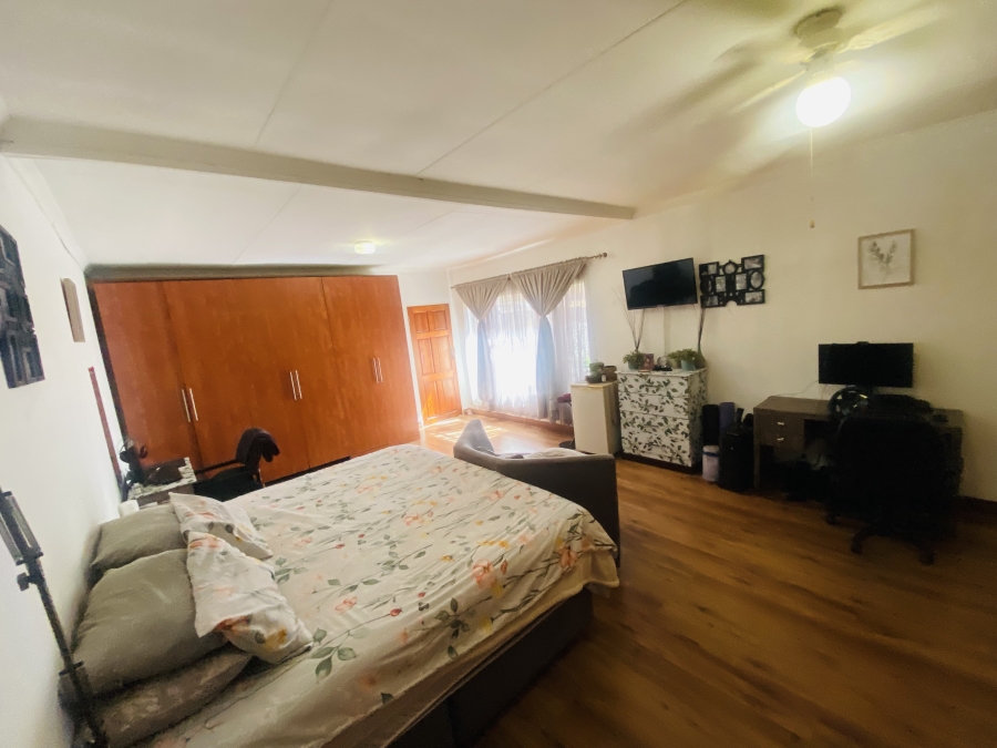 6 Bedroom Property for Sale in New Redruth Gauteng