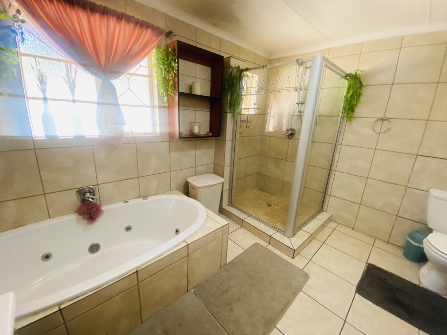 6 Bedroom Property for Sale in New Redruth Gauteng