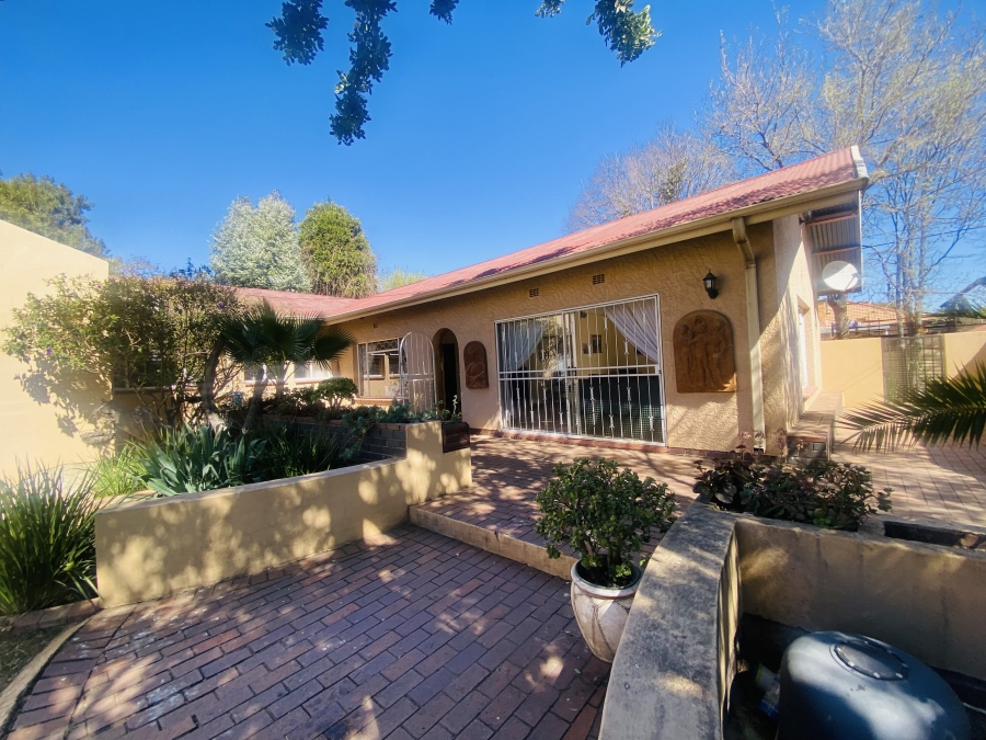 6 Bedroom Property for Sale in New Redruth Gauteng