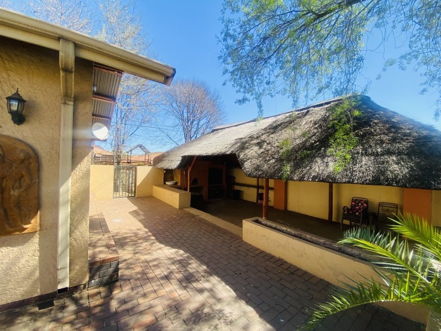 6 Bedroom Property for Sale in New Redruth Gauteng