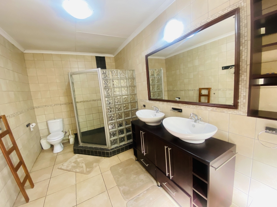 6 Bedroom Property for Sale in New Redruth Gauteng