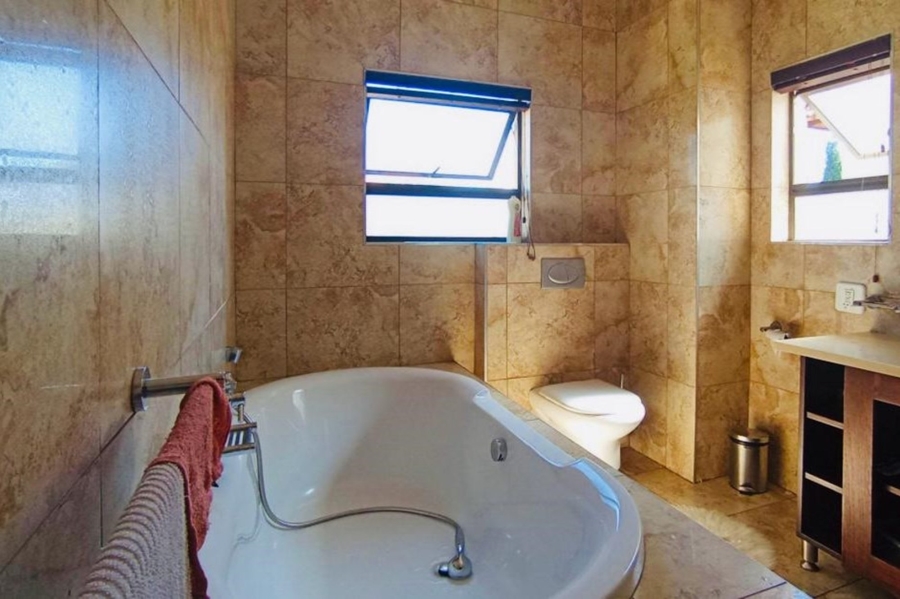 5 Bedroom Property for Sale in Mooikloof Glen Gauteng