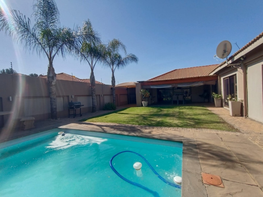 4 Bedroom Property for Sale in Vanderbijlpark SE 8 Gauteng