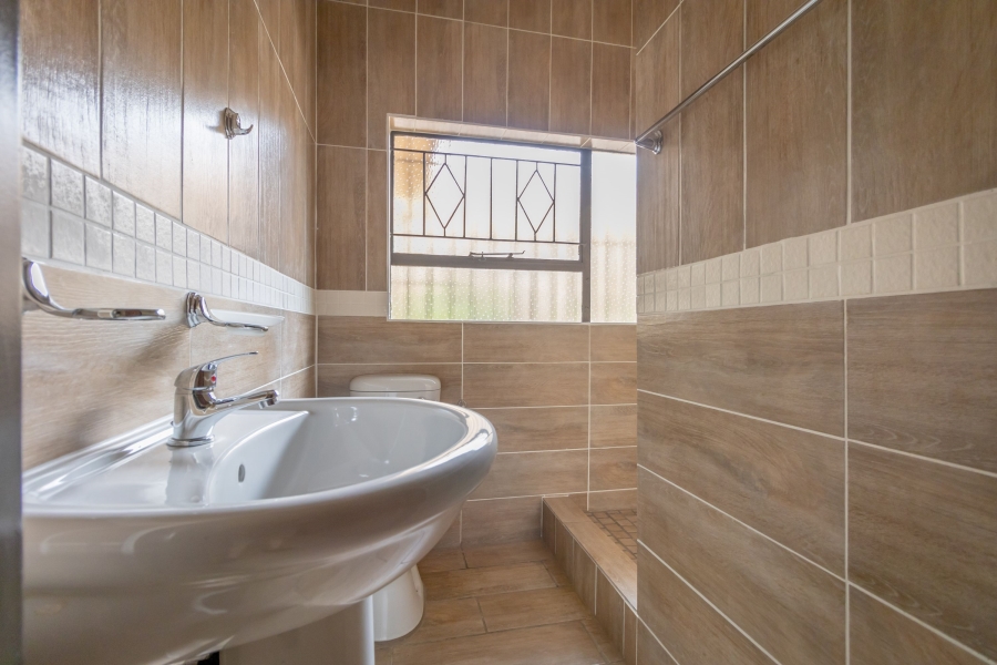 To Let 5 Bedroom Property for Rent in Chancliff Ridge Gauteng