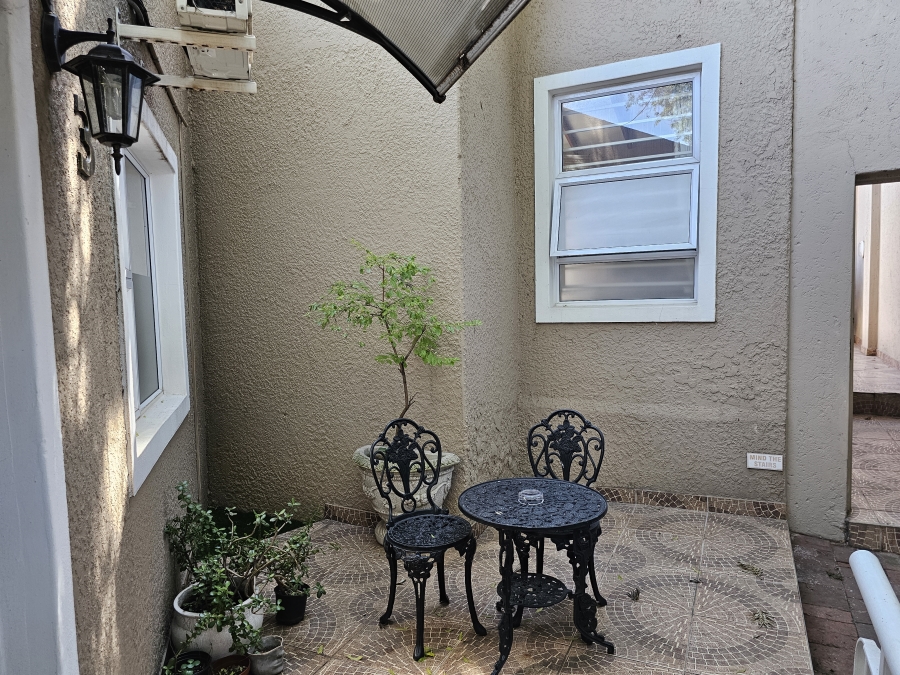 To Let 1 Bedroom Property for Rent in Hurlingham Manor Gauteng