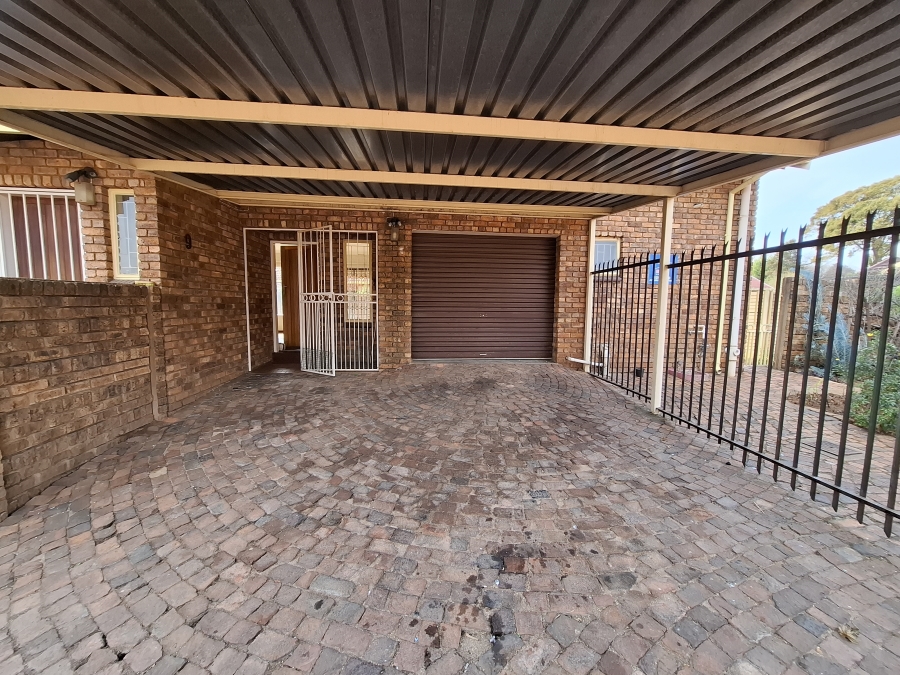 To Let 2 Bedroom Property for Rent in Pierre Van Ryneveld Gauteng